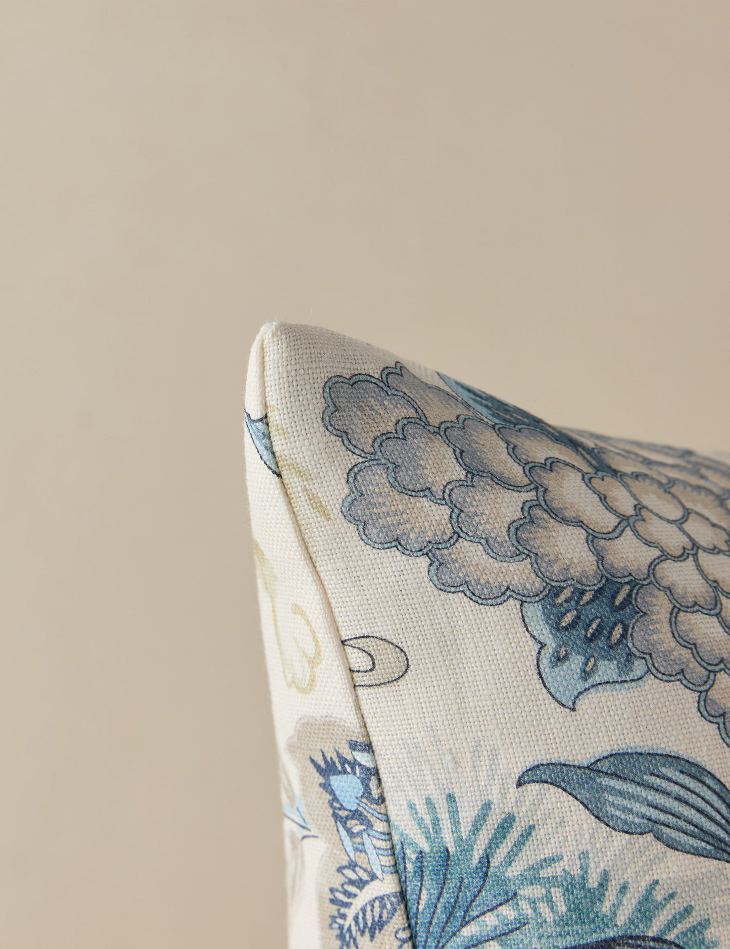 Coussin en lin imprimé Shenyang par Scalamandre