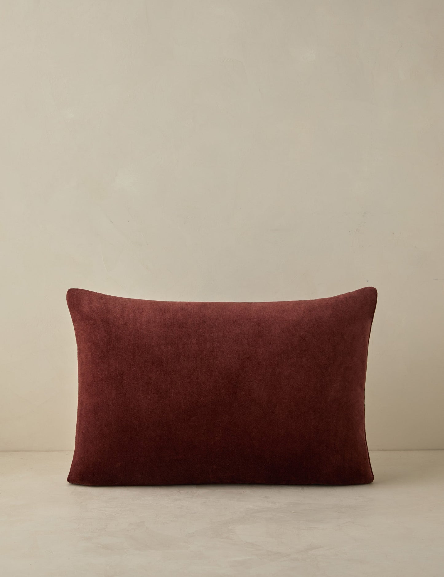 Oreiller en velours carmin