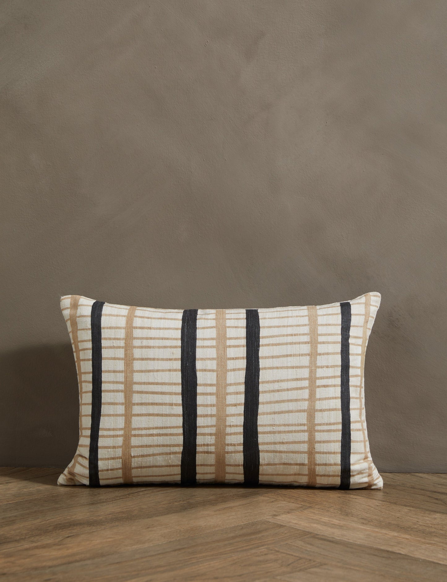 Coussin en soie Channel par Hadiya Williams