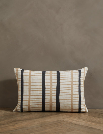 Coussin en soie Channel par Hadiya Williams