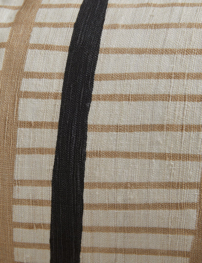 Coussin en soie Channel par Hadiya Williams