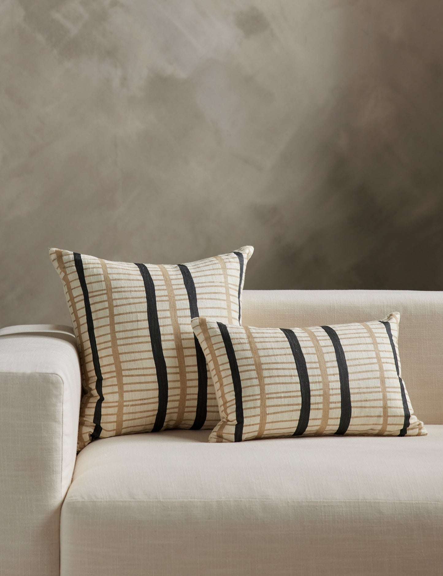 Coussin en soie Channel par Hadiya Williams