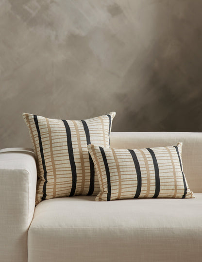 Coussin en soie Channel par Hadiya Williams