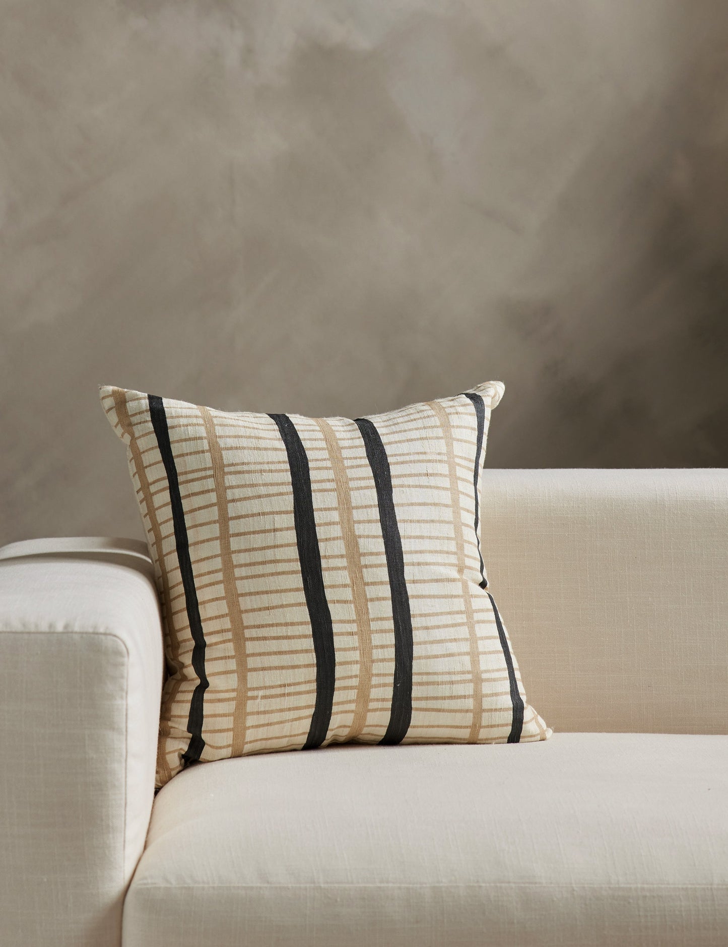 Coussin en soie Channel par Hadiya Williams