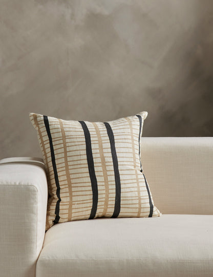 Coussin en soie Channel par Hadiya Williams