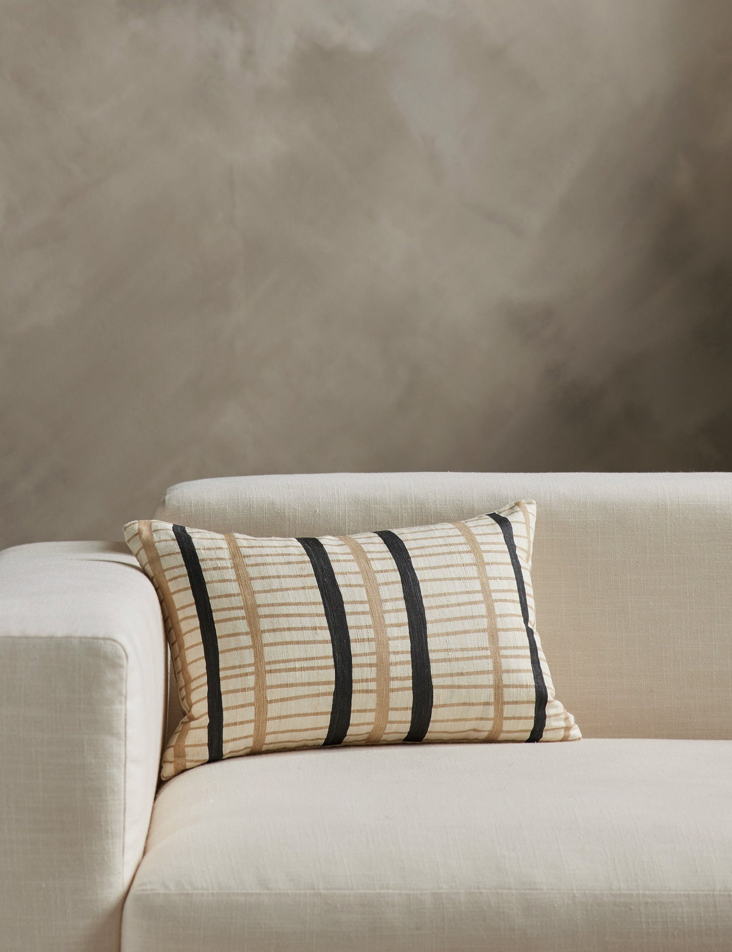 Coussin en soie Channel par Hadiya Williams