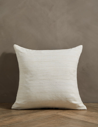 Coussin en soie Channel par Hadiya Williams