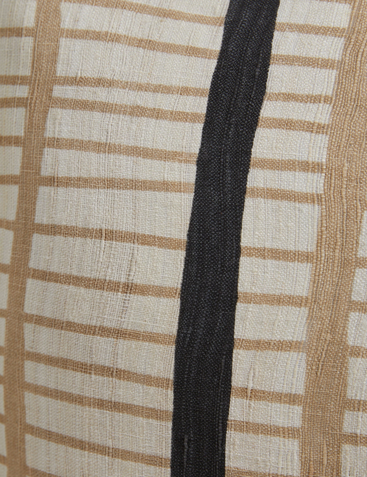 Coussin en soie Channel par Hadiya Williams