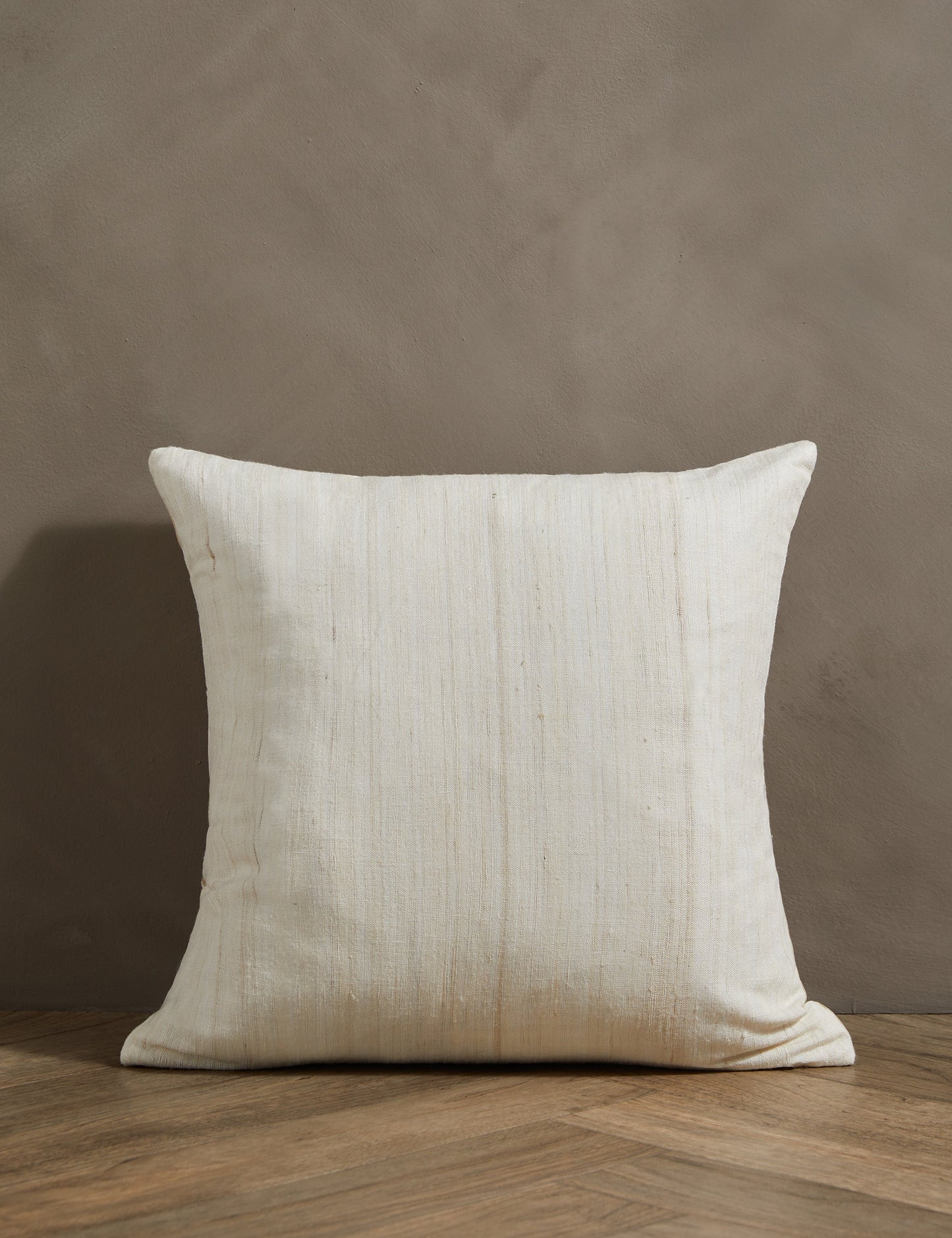 Oreiller en soie Chute, naturel par Hadiya Williams