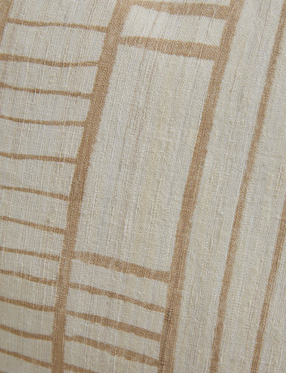 Oreiller en soie Chute, naturel par Hadiya Williams