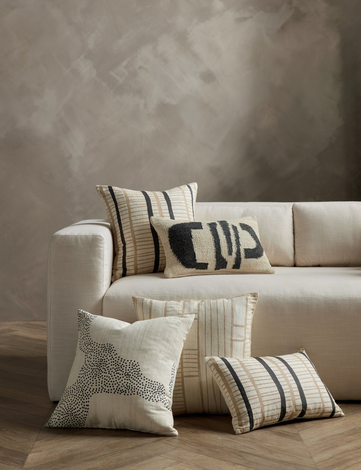 Coussin en soie Channel par Hadiya Williams