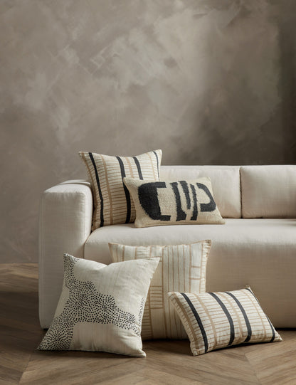 Coussin en soie Channel par Hadiya Williams