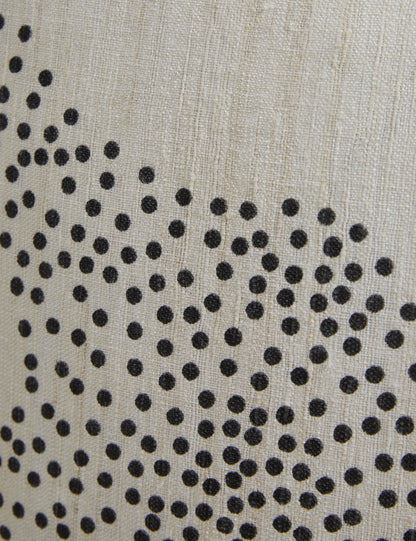 Oreiller en soie texturée par Hadiya Williams