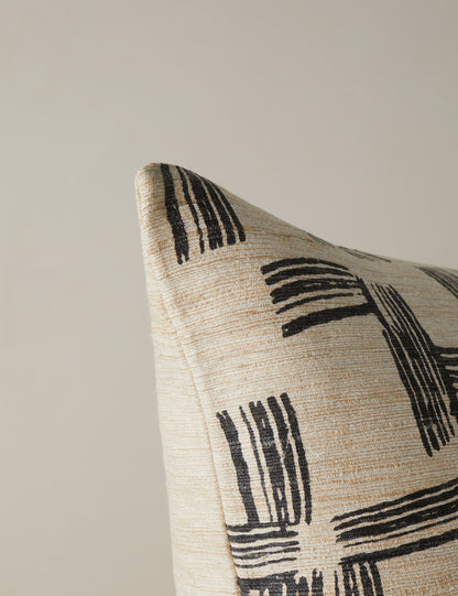 Oreiller en soie Crossmarks par Élan Byrd