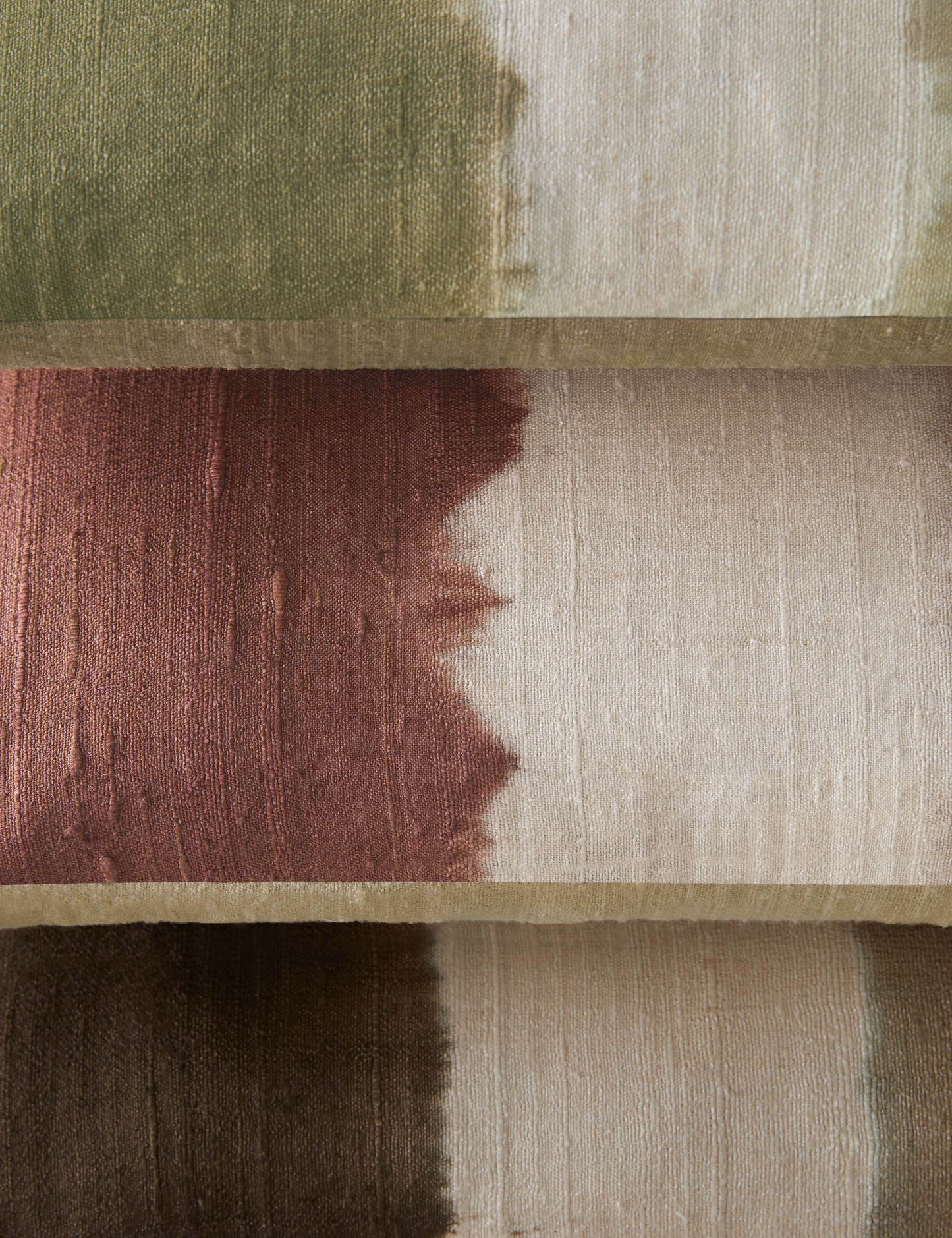 Oreiller en soie Event Horizon de James Perkins