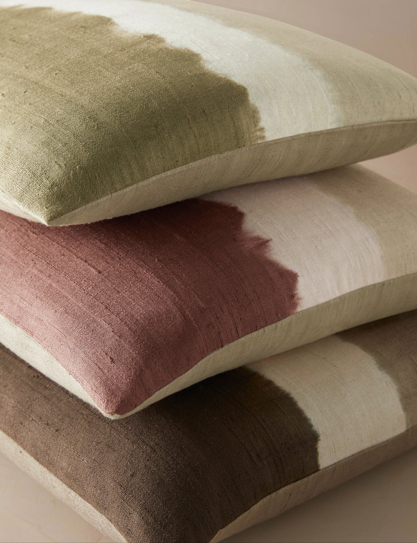 Oreiller en soie Event Horizon de James Perkins