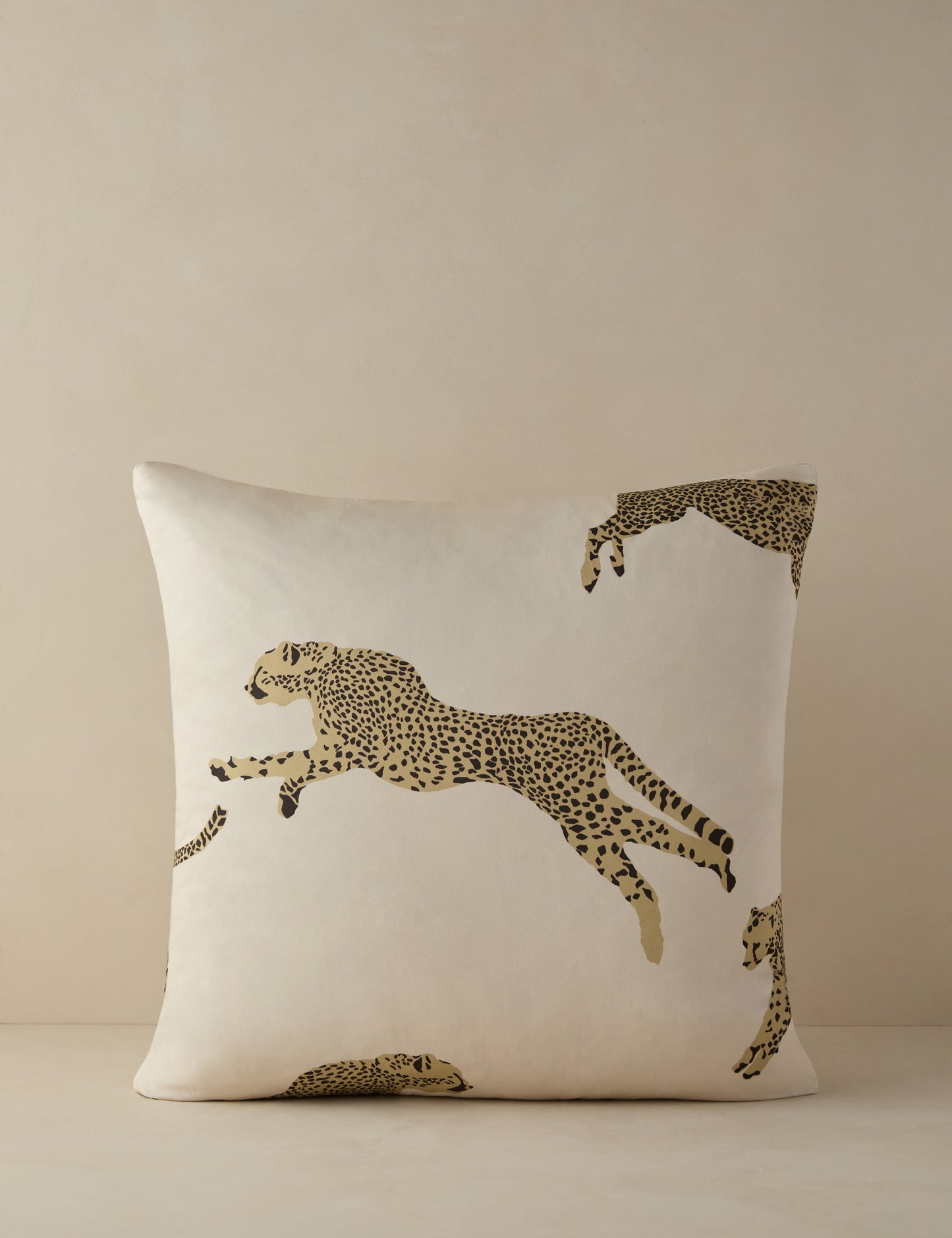 Coussin Guépard bondissant de Scalamandre