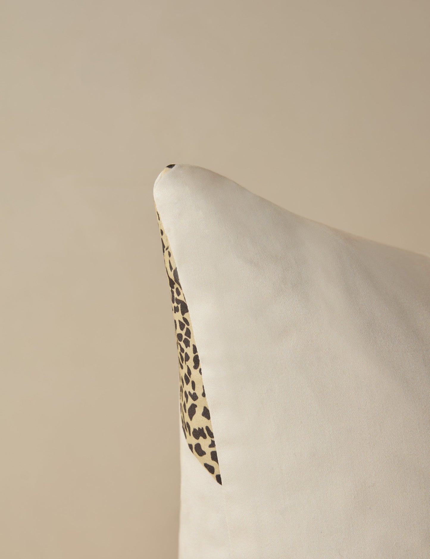 Coussin Guépard bondissant de Scalamandre