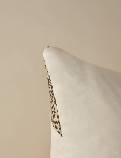 Coussin Guépard bondissant de Scalamandre