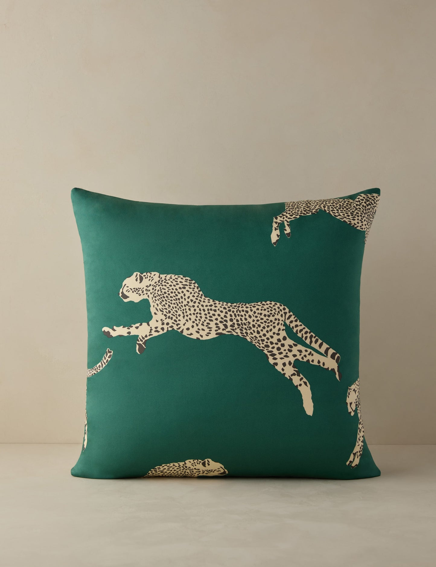 Coussin Guépard bondissant de Scalamandre