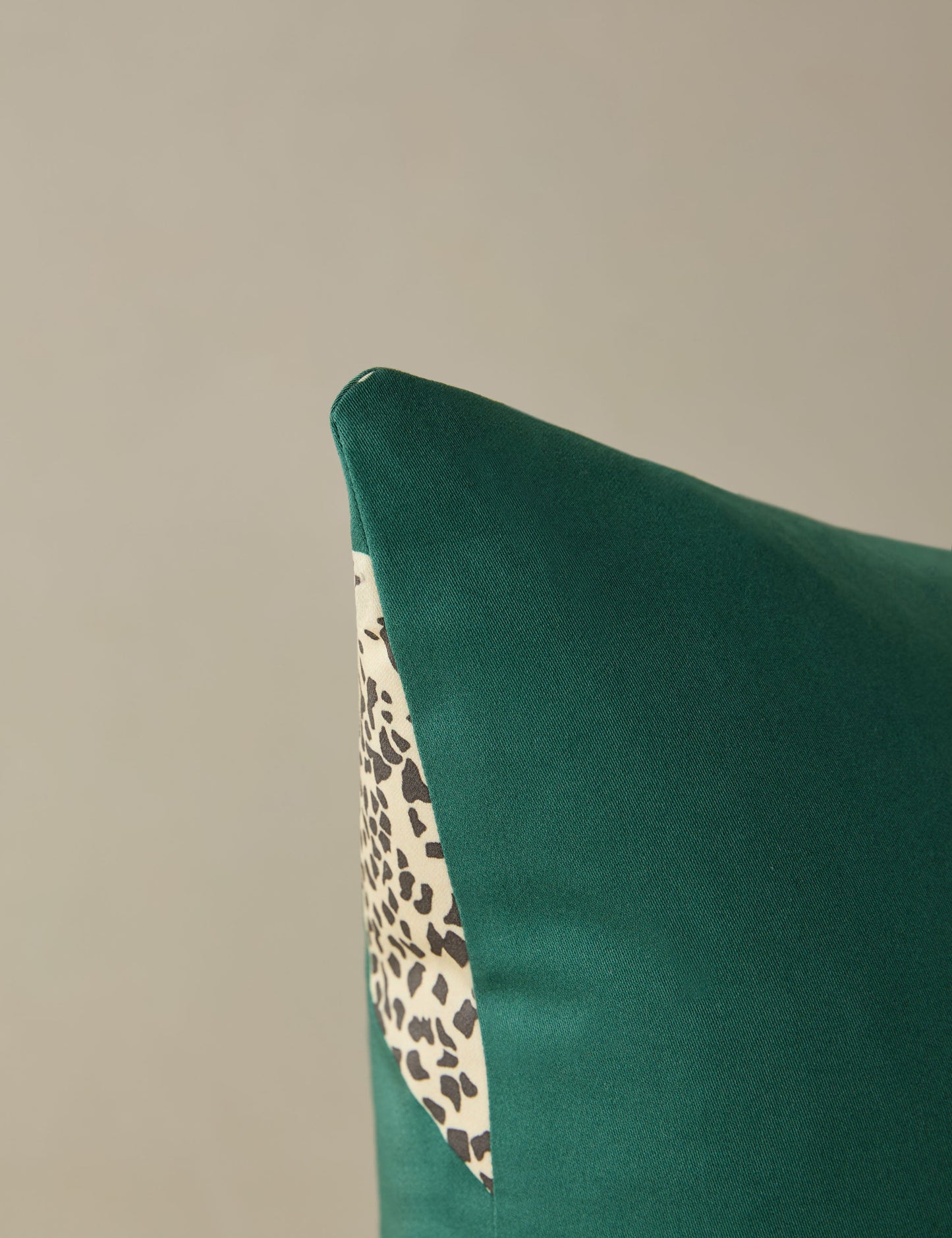 Coussin Guépard bondissant de Scalamandre