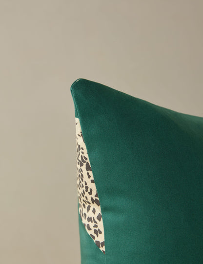 Coussin Guépard bondissant de Scalamandre