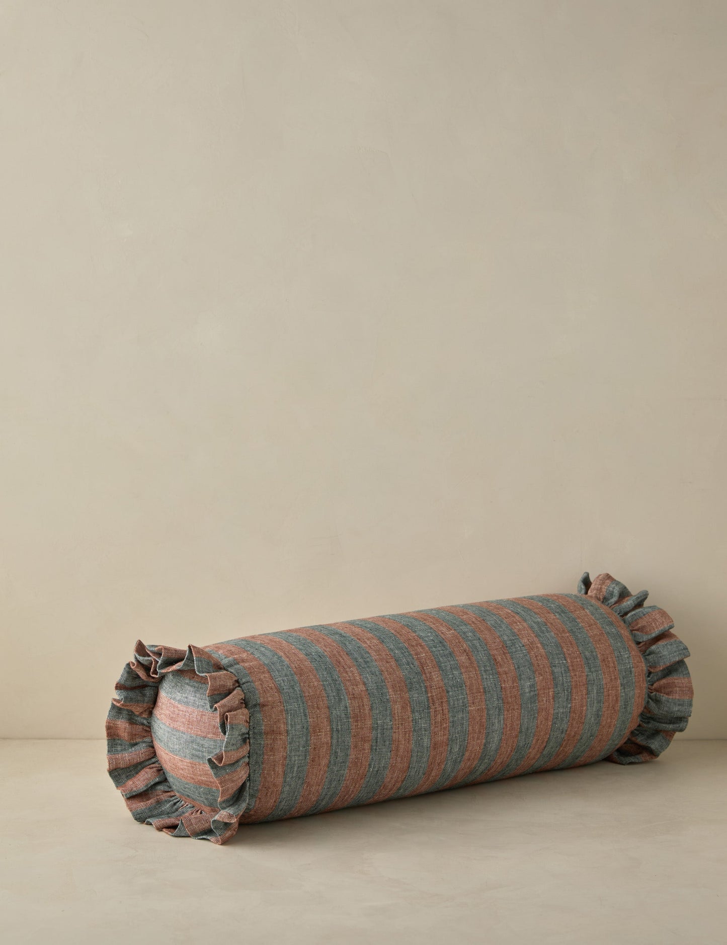 Coussin traversin à volants en lin Amaroso