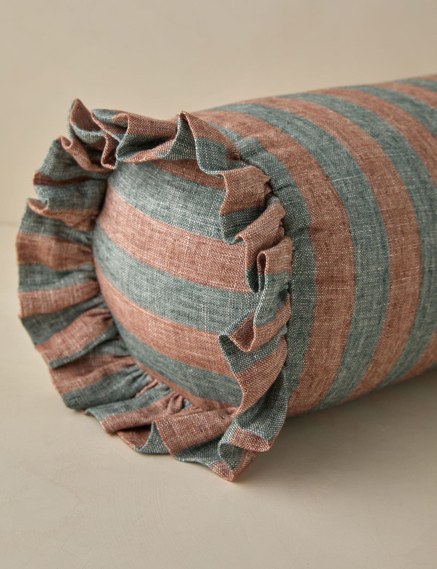 Coussin traversin à volants en lin Amaroso