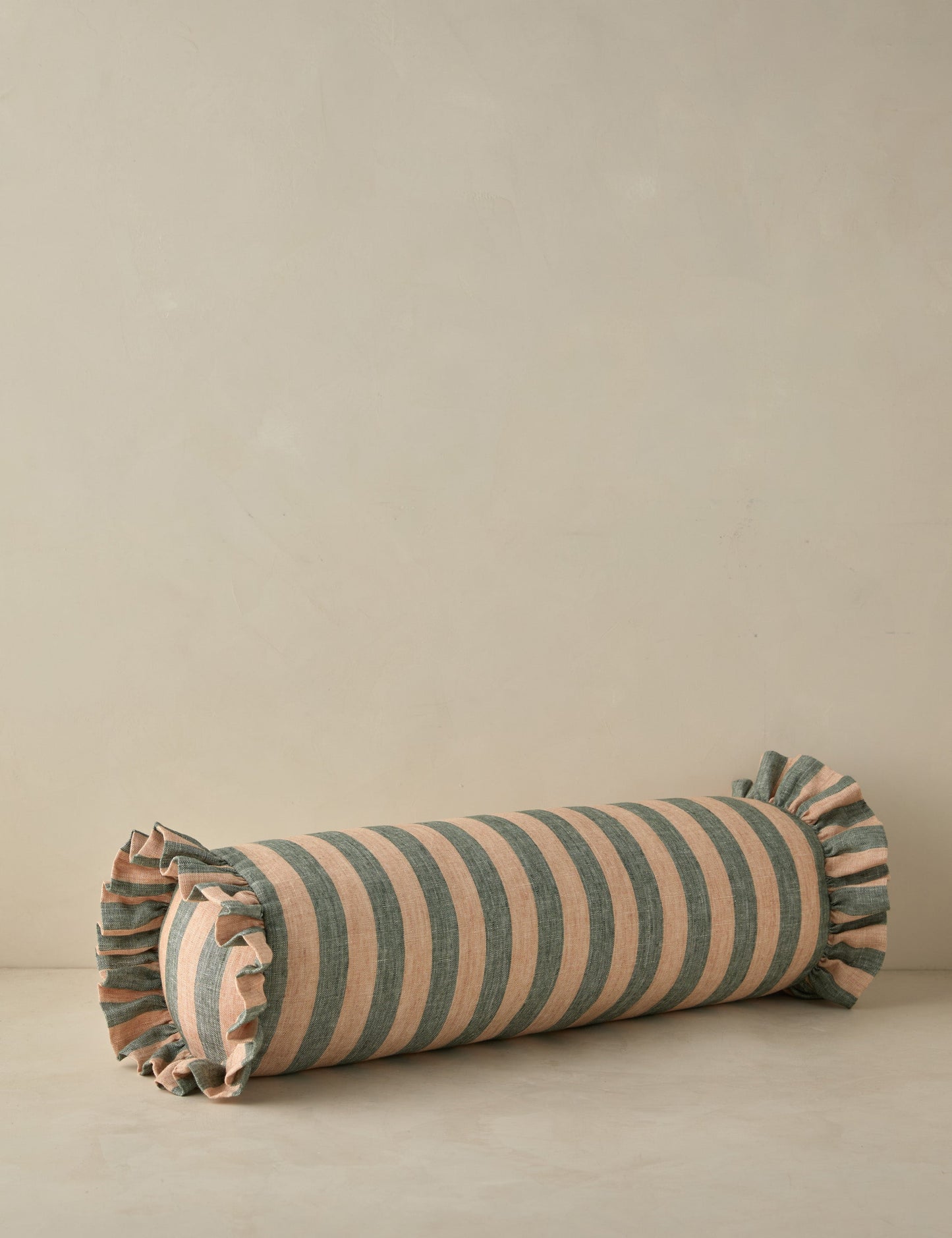 Coussin traversin à volants en lin Amaroso