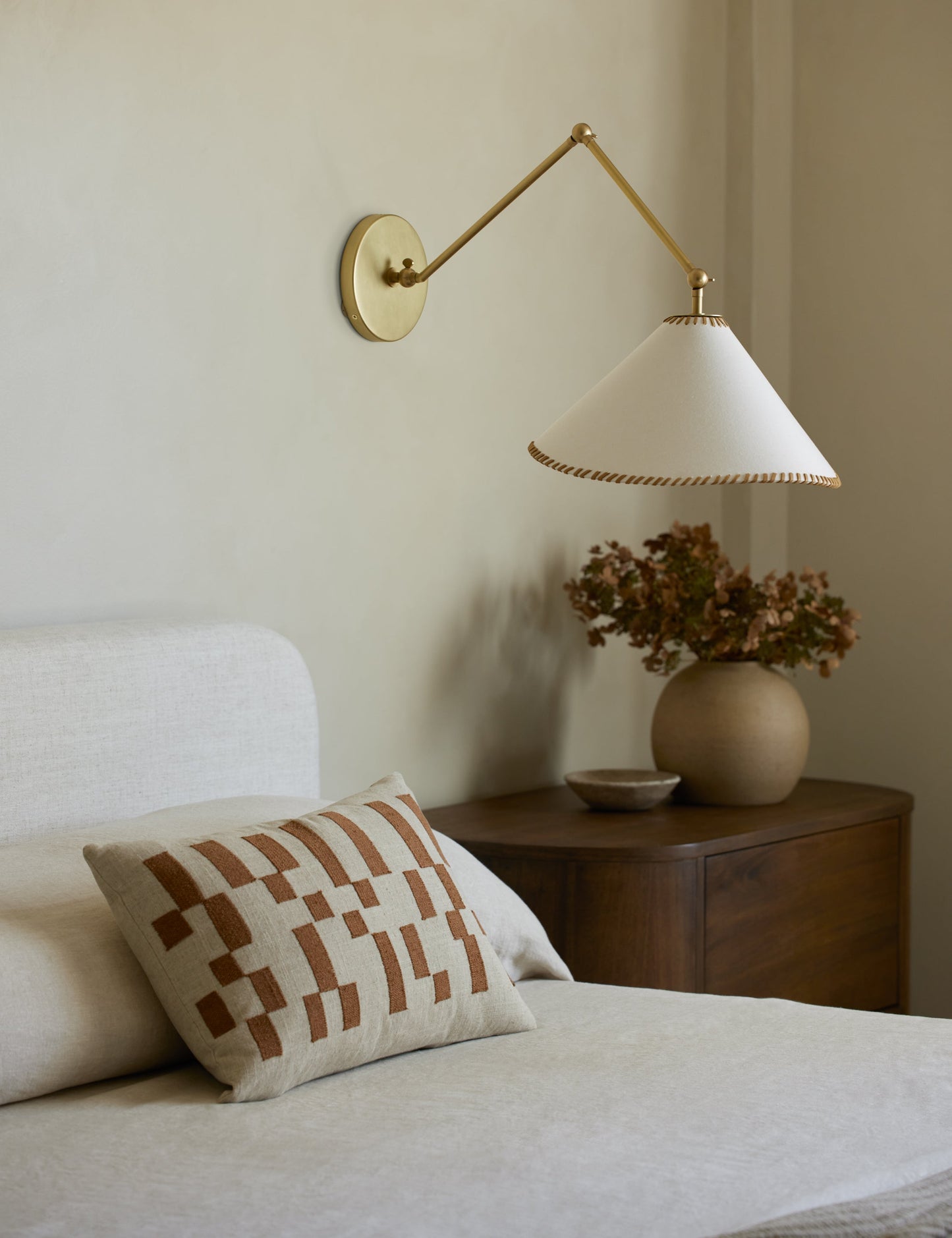 Coussin brodé mosaïque par Élan Byrd