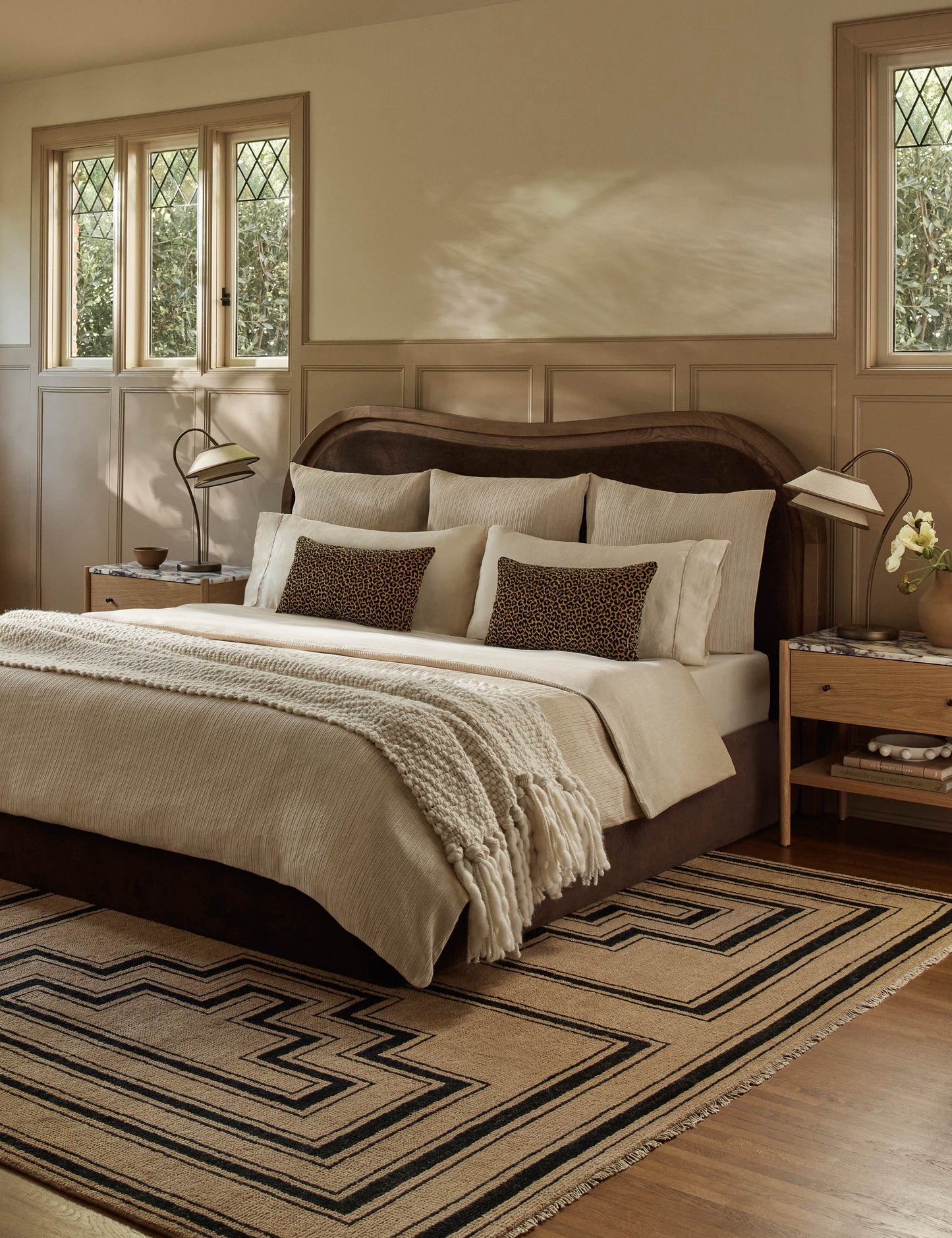 Coussin lombaire en velours Panthera par Scalamandre