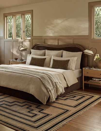 Coussin lombaire en velours Panthera par Scalamandre