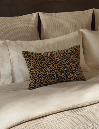 Coussin lombaire en velours Panthera par Scalamandre