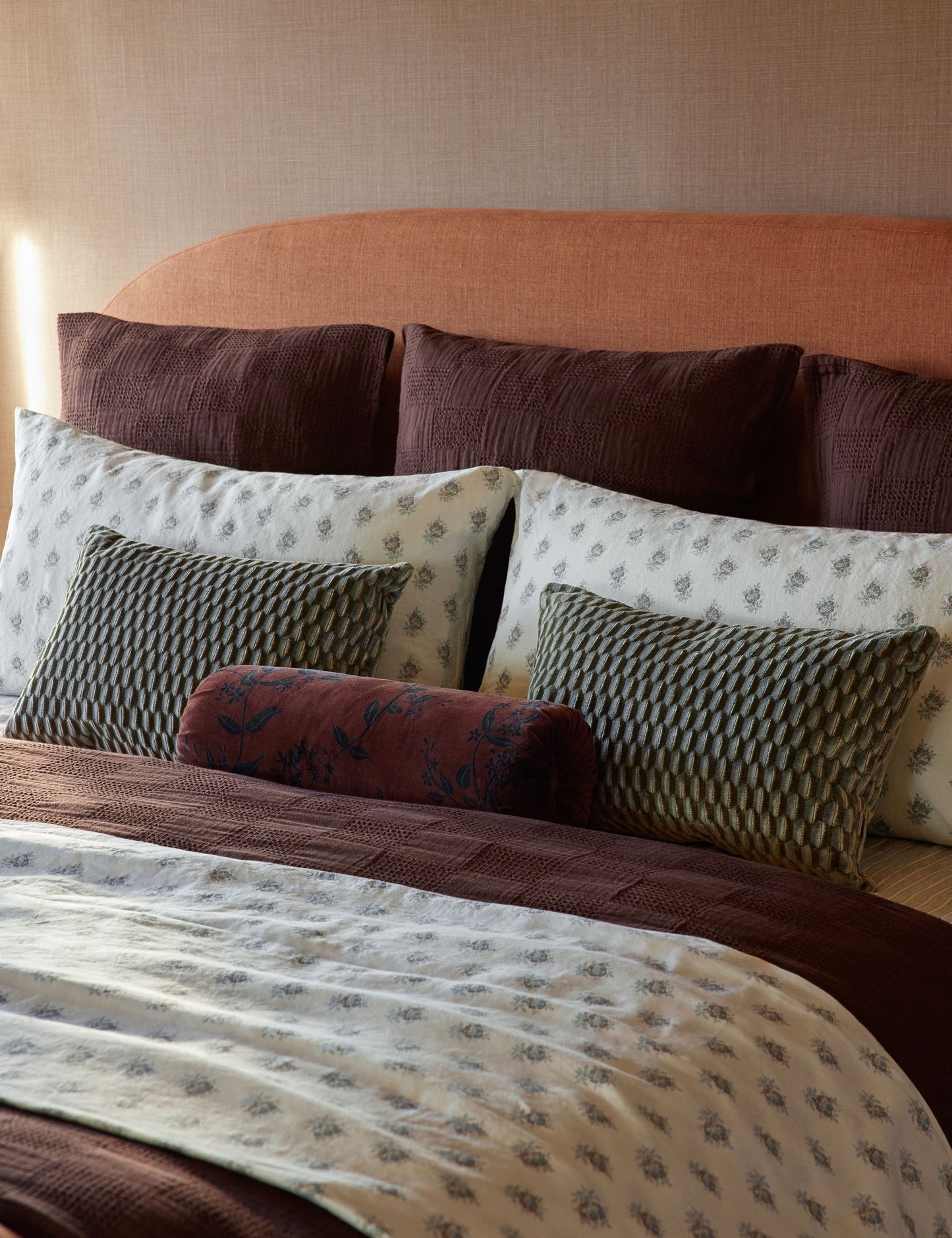 Coussin traversin en velours carmin