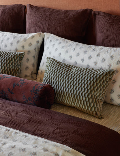 Oreiller en velours Allegra par Scalamandre