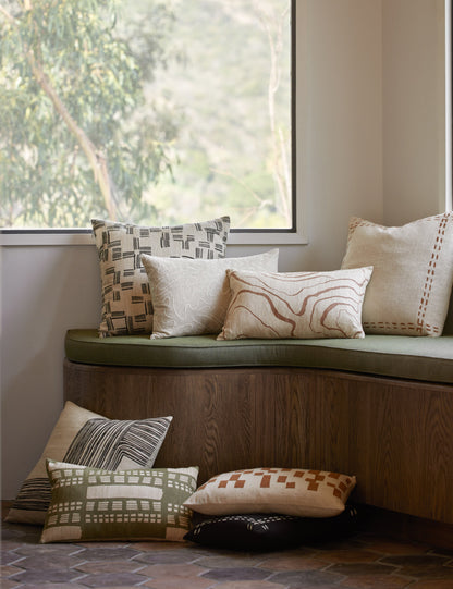 Oreiller en soie strié par Élan Byrd