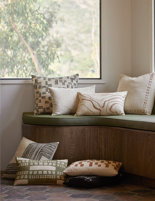 Oreiller en soie strié par Élan Byrd