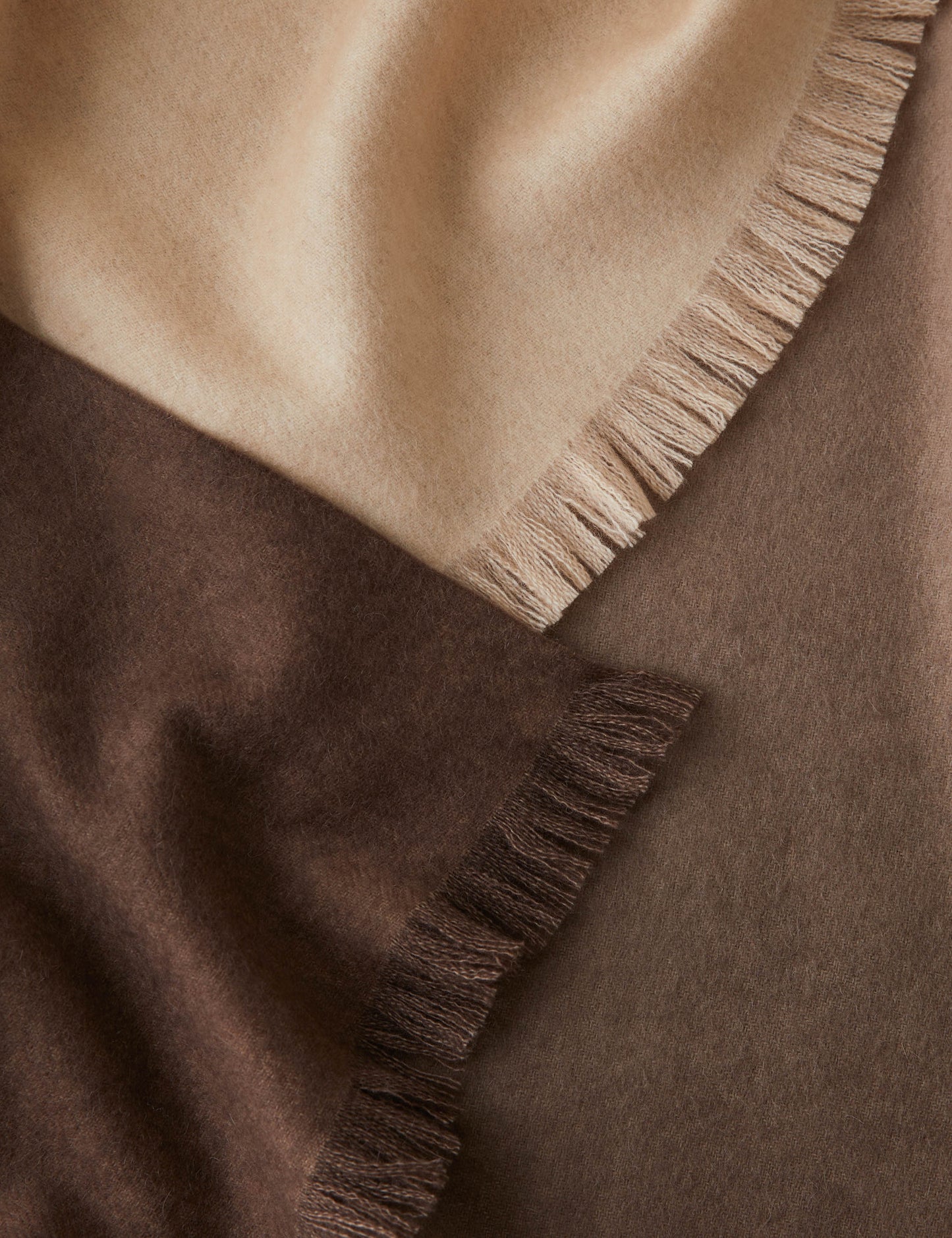 Couverture en cachemire Activity Beneath The Surface de James Perkins