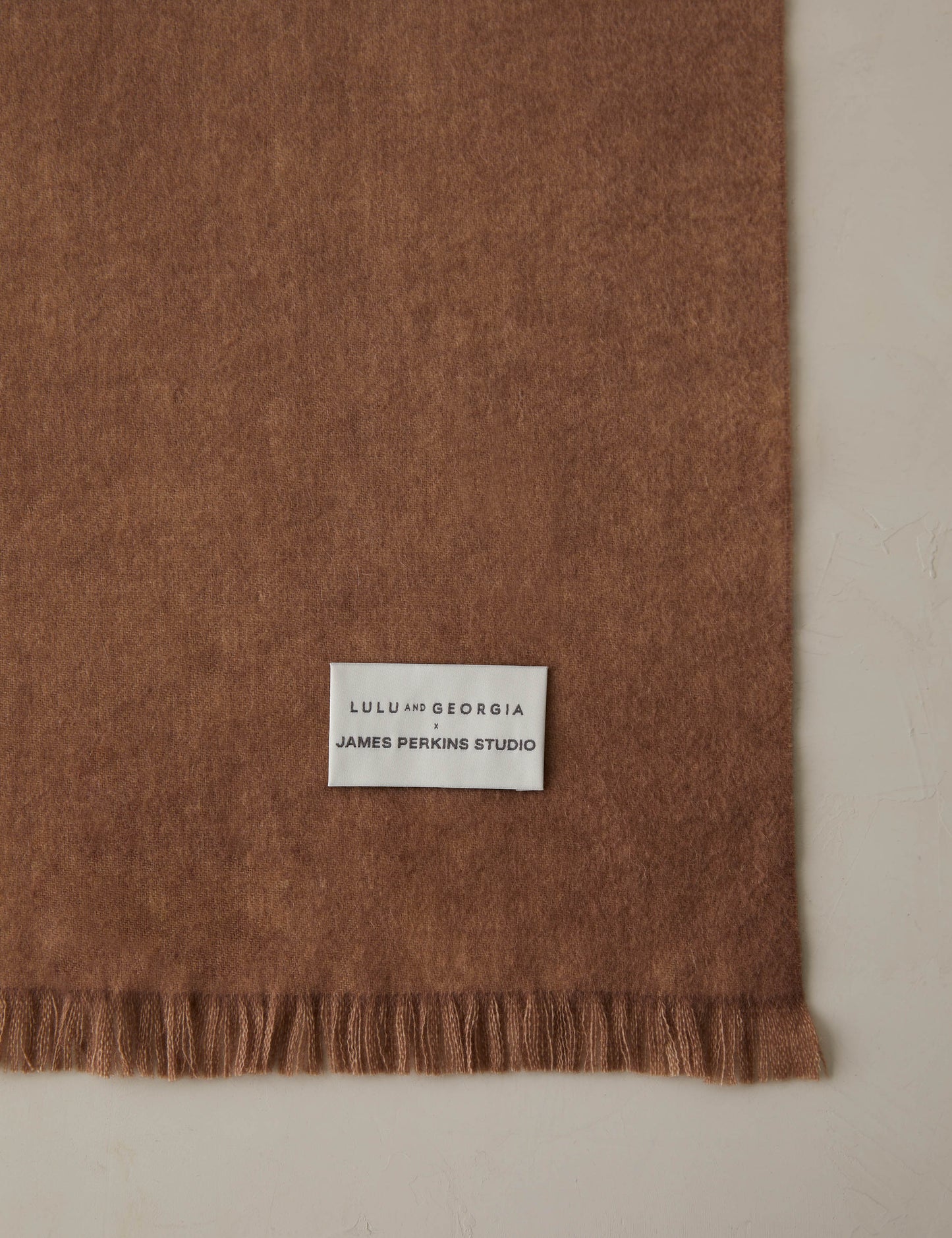 Couverture en cachemire Activity Beneath The Surface de James Perkins