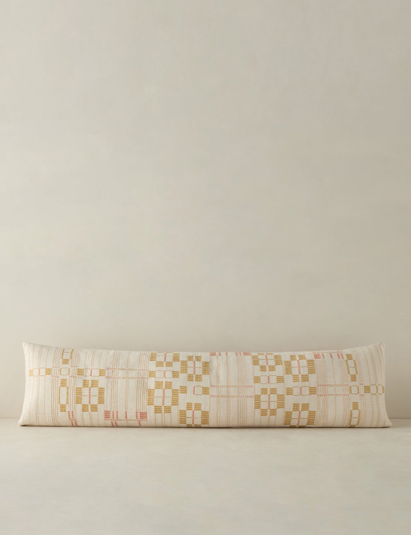 Coussin lombaire Chingchen par Heirloom Naga