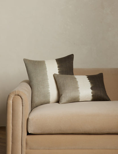 Oreiller en soie Event Horizon de James Perkins