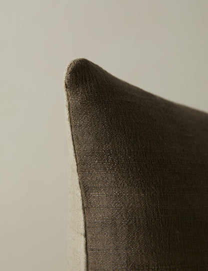 Oreiller en soie Event Horizon de James Perkins