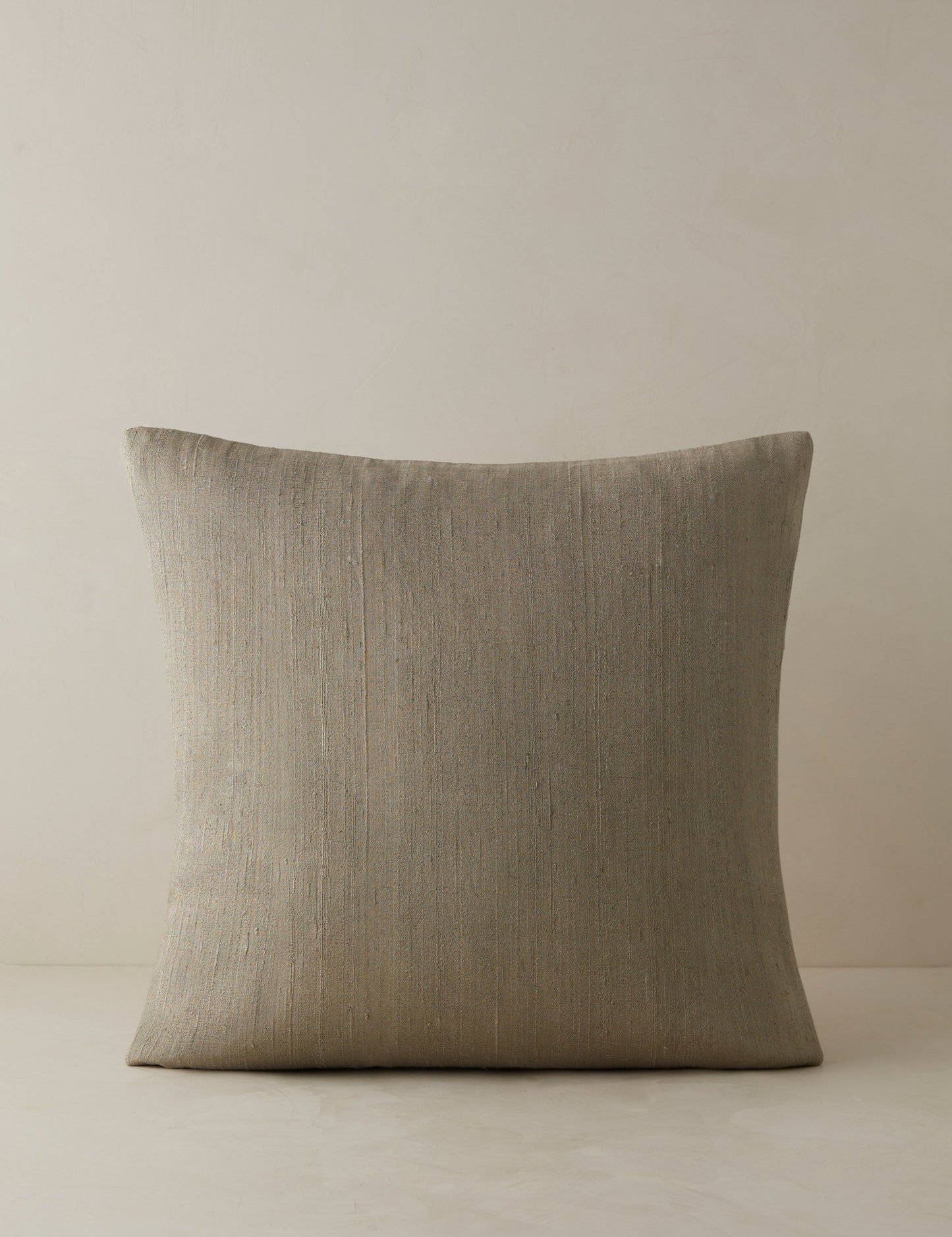 Oreiller en soie Event Horizon de James Perkins