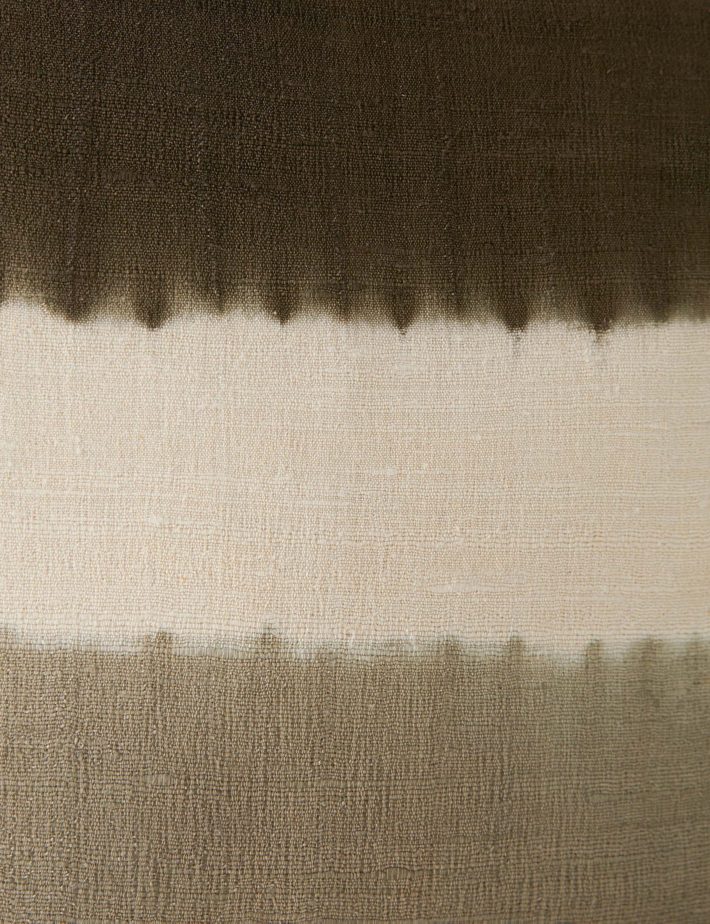 Oreiller en soie Event Horizon de James Perkins