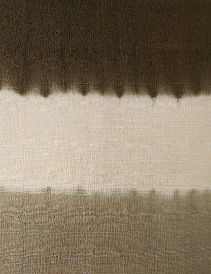 Oreiller en soie Event Horizon de James Perkins