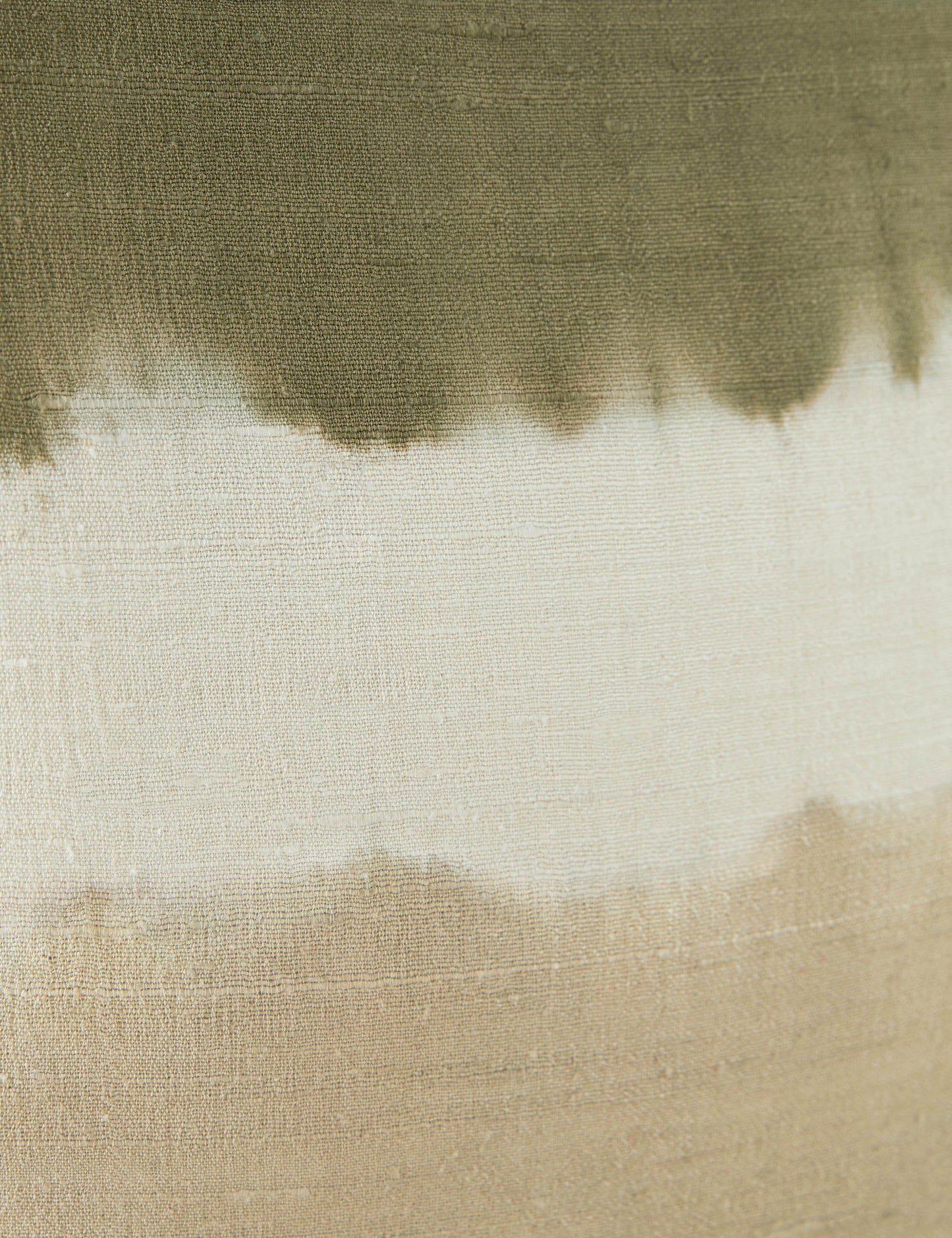 Oreiller en soie Event Horizon de James Perkins