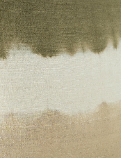 Oreiller en soie Event Horizon de James Perkins