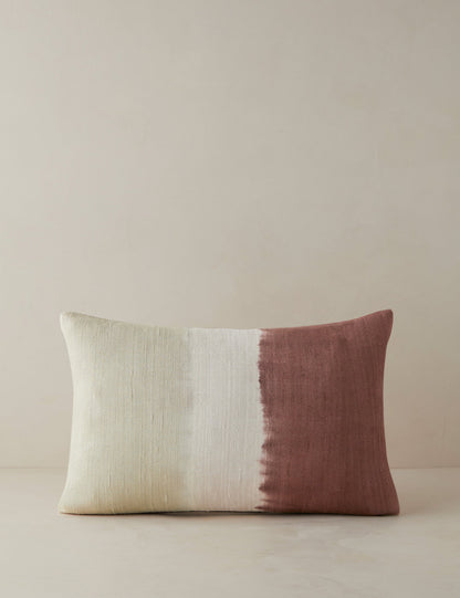 Oreiller en soie Event Horizon de James Perkins