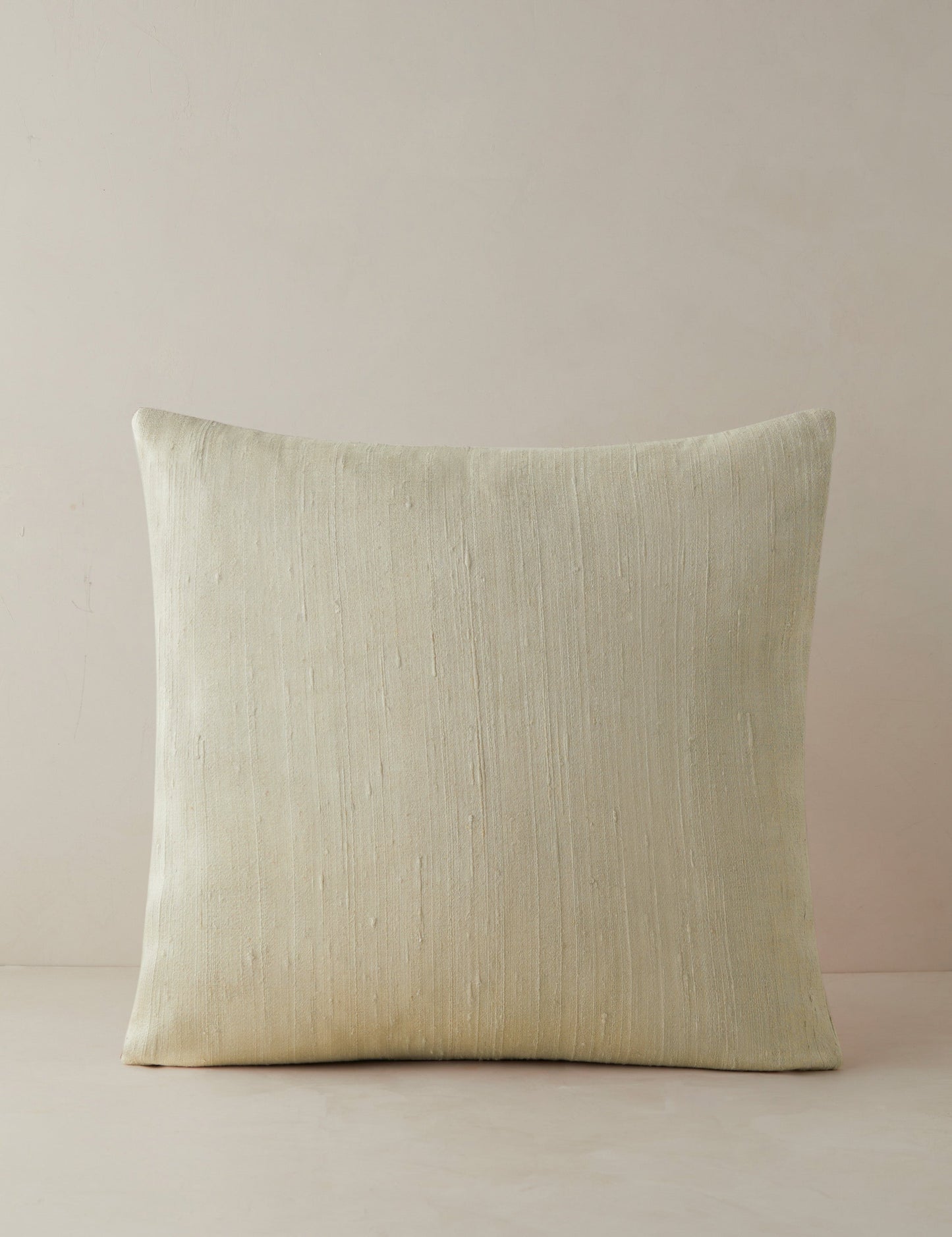 Oreiller en soie Event Horizon de James Perkins