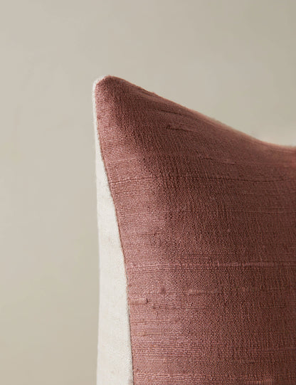 Oreiller en soie Event Horizon de James Perkins